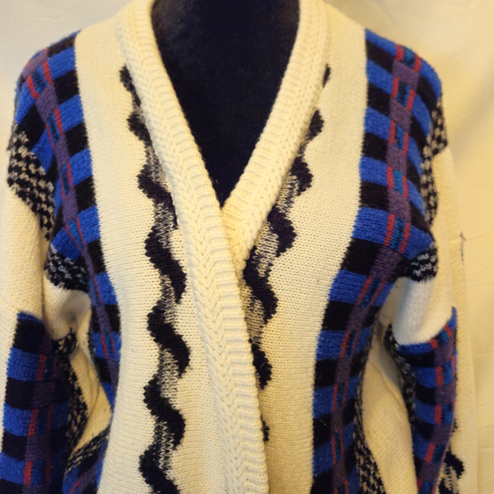 From The 80s!  Stylish Women's Sweater with Blue and Cream Pattern